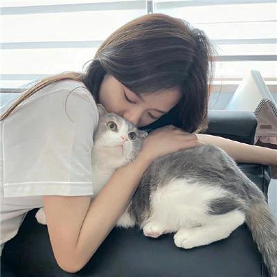 戴脚镣的女孩